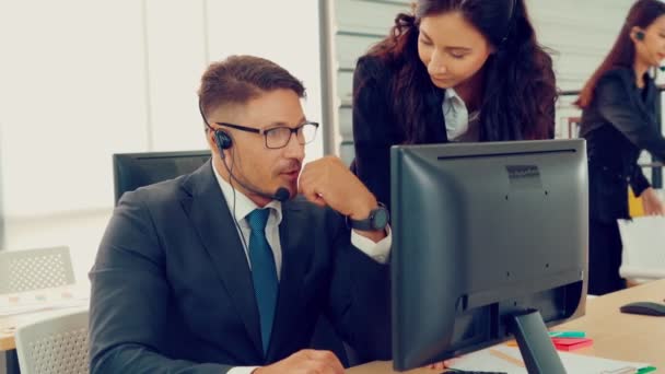 Vezetékes fülhallgatót viselő üzletemberek az irodában — Stock videók