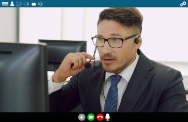 İş adamları video konferans uygulamasında dizüstü bilgisayar ekranında toplanıyor