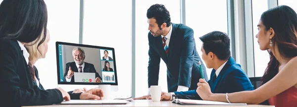 Réunion des gens d'affaires du groupe d'appels vidéo sur un lieu de travail virtuel ou un bureau à distance — Photo