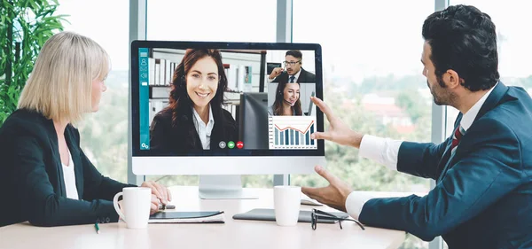 Grupo de videollamadas: reunión de empresarios en un lugar de trabajo virtual u oficina remota — Foto de Stock