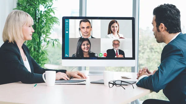 ビデオ通話グループビジネスの人々は、仮想職場やリモートオフィスで会う — ストック写真