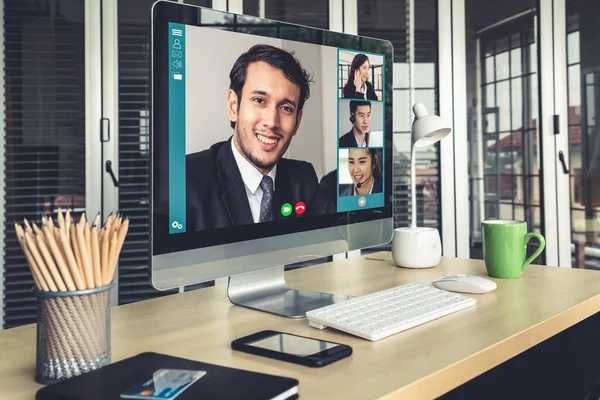 在虚拟工作场所或远程办公室进行视频通话的商务人士 — 图库照片