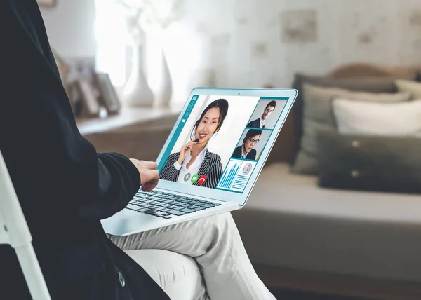 Réunion des gens d'affaires par vidéoconférence sur un lieu de travail virtuel ou un bureau distant — Photo