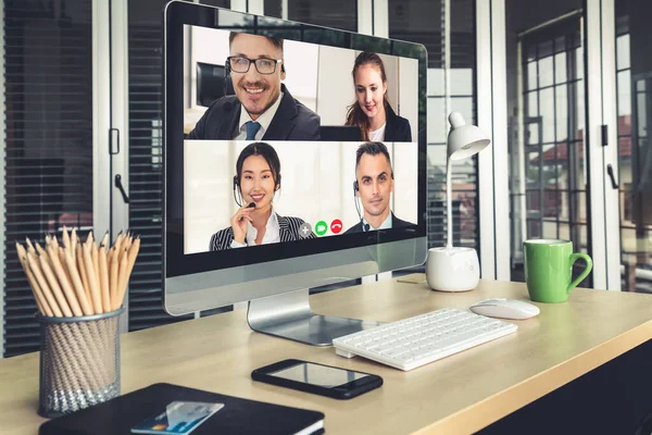 Videollamada reunión de gente de negocios en el lugar de trabajo virtual u oficina remota —  Fotos de Stock