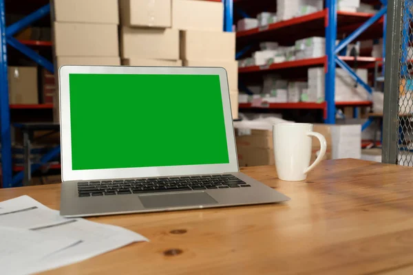 Computador com tela verde na sala de armazenamento do armazém — Fotografia de Stock