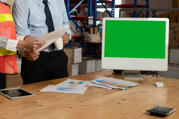 Computador com tela verde na sala de armazenamento do armazém — Fotografia de Stock