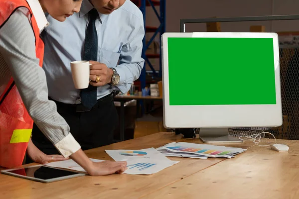 Dator med grön skärm i lagerlokalen — Stockfoto