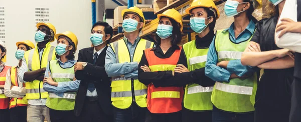 Gyári ipari dolgozók csoportja, akik maszkkal dolgoznak a Covid-19 megelőzése érdekében — Stock Fotó