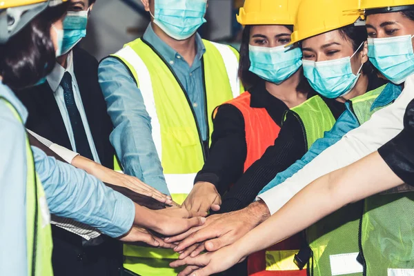 Gruppe von Fabrikarbeitern, die mit Mundschutz arbeiten, um Covid-19 zu verhindern — Stockfoto