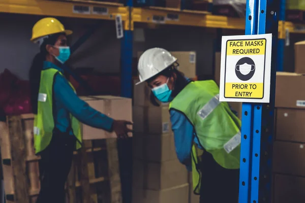 Знак обережності у попередженні працівників промисловості про запобігання Covid-19 — стокове фото