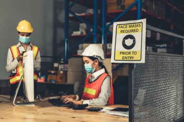 Fabrika işçileri için uyarı işareti Covid-19 'u önlemek için