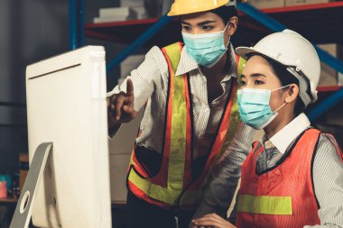 Covid-19 'u önlemek için maskeyle çalışan fabrika işçisi.