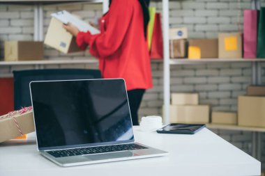 Arkaplanda kargo kutusu olan dizüstü bilgisayar boş ekran