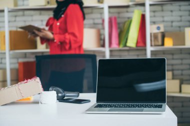 Arkaplanda kargo kutusu olan dizüstü bilgisayar boş ekran