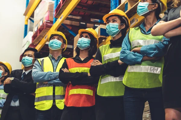 Gruppe von Fabrikarbeitern, die mit Mundschutz arbeiten, um Covid-19 zu verhindern — Stockfoto