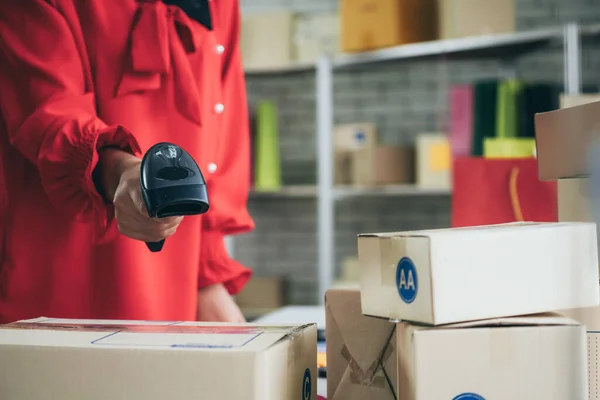 El vendedor en línea trabaja en la oficina de casa y empaca la caja de envío al cliente. — Foto de Stock