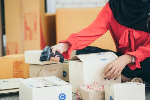 El vendedor en línea trabaja en la oficina de casa y empaca la caja de envío al cliente. — Foto de Stock