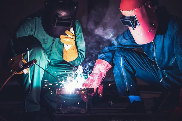 Trabajos de acero de soldadura de metal utilizando la máquina de soldadura por arco eléctrico —  Fotos de Stock