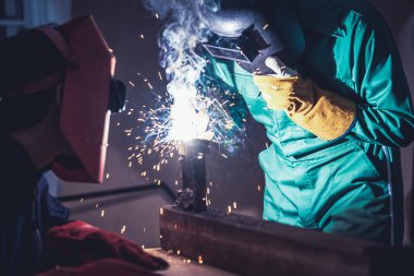 Metal kaynak çeliği, elektrik yay kaynak makinesi ile çalışır.