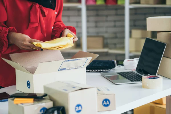 El vendedor en línea trabaja en la oficina de casa y empaca la caja de envío al cliente. — Foto de Stock