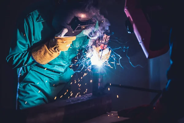 Metal welding steel works using electric arc welding machine — Stock Photo, Image