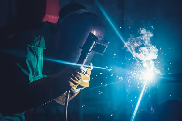 Metal welding steel works using electric arc welding machine — Stock Photo, Image