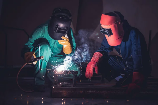 Trabajos de acero de soldadura de metal utilizando la máquina de soldadura por arco eléctrico —  Fotos de Stock