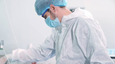 Modern fabrikada yüz maskesi üretim hattı