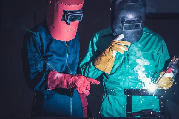 Trabajos de acero de soldadura de metal utilizando la máquina de soldadura por arco eléctrico —  Fotos de Stock