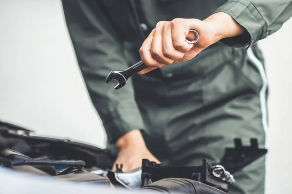 Mano mecánica profesional que proporciona servicio de reparación y mantenimiento de automóviles — Foto de Stock