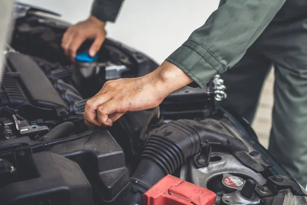 Profesionální mechanik ruční poskytování opravy a údržby automobilů — Stock fotografie