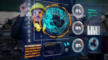 Fabrika işçisi, üretimi kontrol etmek için geleceğin holografik ekran cihazını kullanıyor