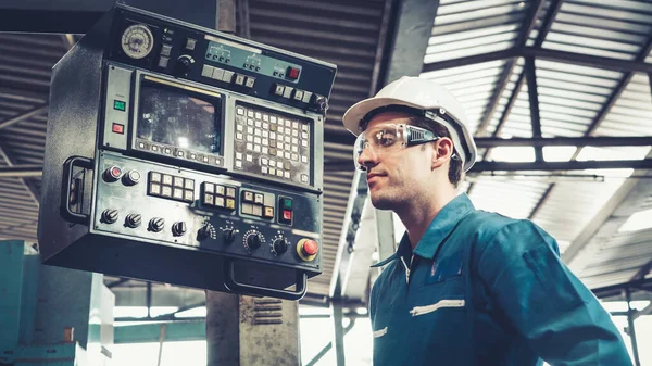 Trabalhador de fábrica inteligente usando a máquina na oficina de fábrica — Fotografia de Stock