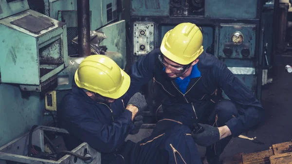 Fabrika işçisi fabrikada makineyi kullanırken kazara yaralandı — Stok fotoğraf