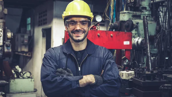 Jovem trabalhador da fábrica ou engenheiro close up retrato na fábrica — Fotografia de Stock