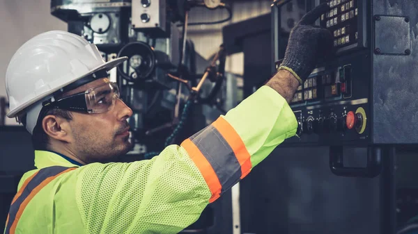 Travailleur d'usine intelligent utilisant la machine dans l'atelier d'usine — Photo