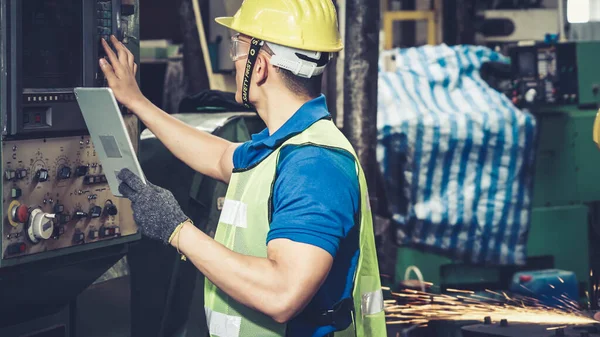 Trabajador de fábrica inteligente usando máquina en taller de fábrica —  Fotos de Stock