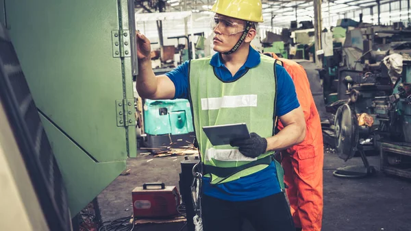 Trabajador de fábrica inteligente usando máquina en taller de fábrica — Foto de Stock