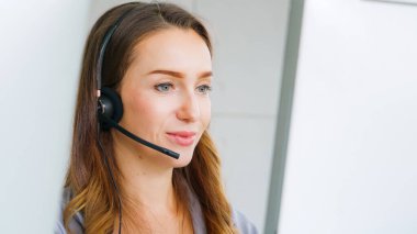 Ofiste çalışan kulaklık takan iş adamları.