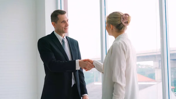 Business people stretta di mano in ufficio aziendale — Foto Stock