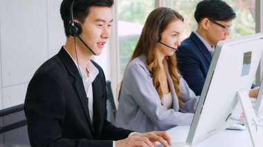 Ofiste çalışan kulaklık takan iş adamları.