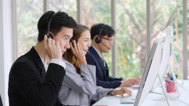 Ofiste çalışan kulaklık takan iş adamları.