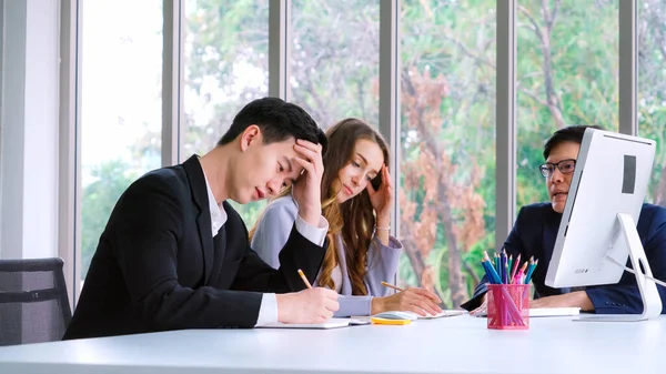 Enfadado persona de negocios disputa problema de trabajo en reunión de grupo — Foto de Stock