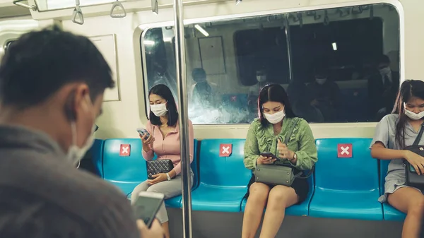 Az emberek tömegei maszkot viselnek egy zsúfolt metrón. — Stock Fotó