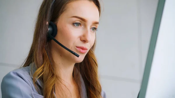 Zakenmensen met een koptelefoon aan het werk — Stockfoto