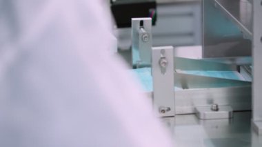 Modern fabrikada yüz maskesi üretim hattı