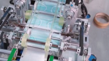 Modern fabrikada yüz maskesi üretim hattı