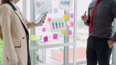 İş adamları proje planlama kurulunda çalışıyor