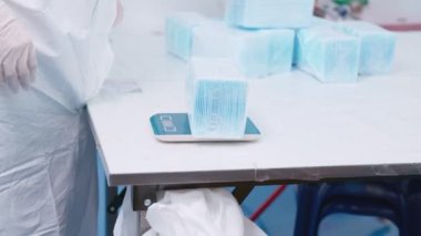 Modern fabrikada yüz maskesi üretim hattı