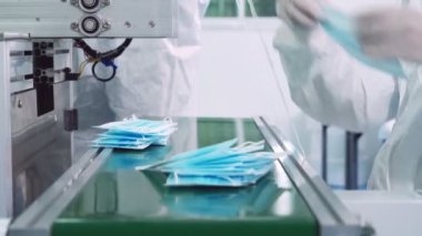 Modern fabrikada yüz maskesi üretim hattı